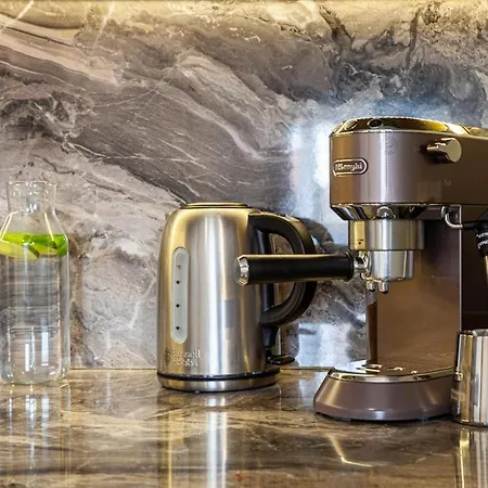 Oomph Deluxe Apt Ruska