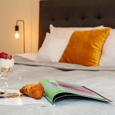 Oomph Deluxe Apt Ruska