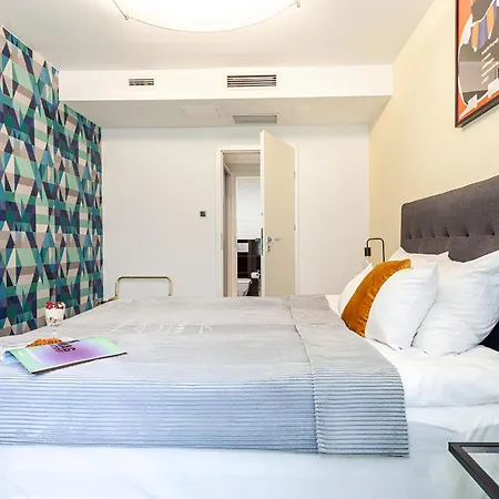 Oomph Deluxe Apt Ruska